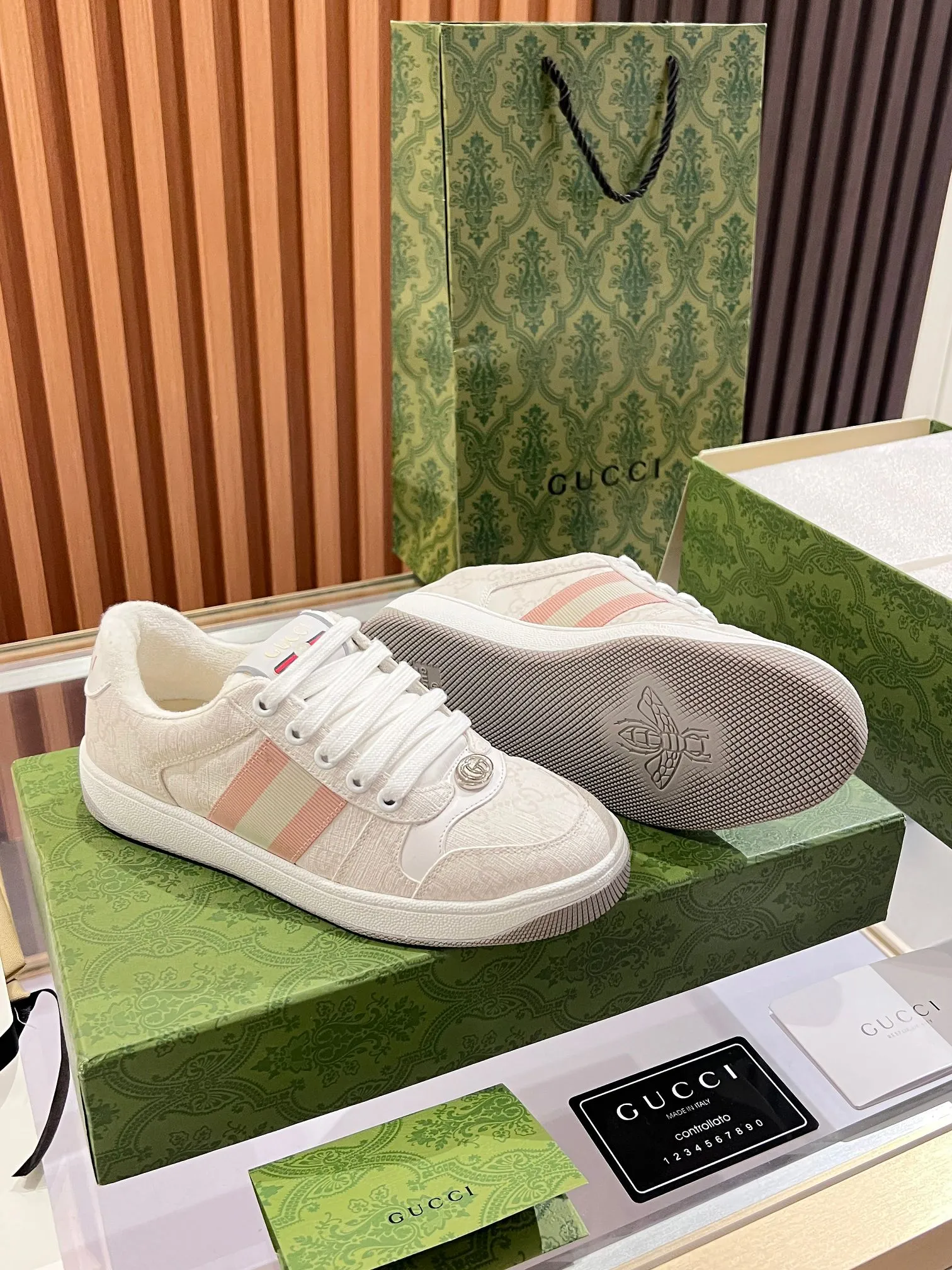 👟👟Ex-factory price 540👟👟 ⚡️Gucci Dirty Shoes Top factory quality, impeccable at the counter, the comfort is incredible. Retro distressed elements, washed retro logo on the tongue, metal double LOGO, 99% recognizable, full of Gucci elements; terry cloth lining, cowhide foot pads and 3mm latex are much more comfortable than real leather shoes. Environmentally friendly TPU wear-resistant outsole, soft and elastic. The inside of the tongue is made of imported elastic bands, which have great tension and won't strangle your feet. I don't develop the shoes without the original version. Only by getting the original version can the shoes be accurate and beat the market version instantly. Every stitch and every stitch is very tight and full. The debugging process is the most painstaking and requires no less than a hundred modifications before it is adjusted to the perfect state so that it can be worn comfortably by all foot types! Size 35-40 women’s model)